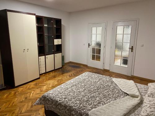 biały pokój z łóżkiem i 2 oknami w obiekcie Kula Dream apartment w mieście Kula