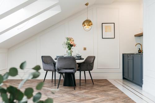 a dining room with a table and chairs at Central Palace - LoftAffair Collection in Kraków
