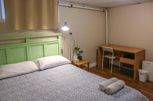 Кровать или кровати в номере Cozy stay close to Merivale