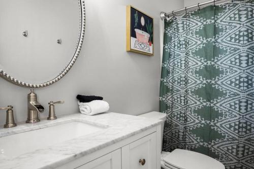 Bilik mandi di Xcape to a Tranquil 4 Bedroom Retreat