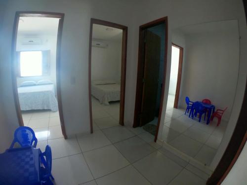 um quarto com um espelho e um quarto com uma cama em CASA PORTO em Luís Correia