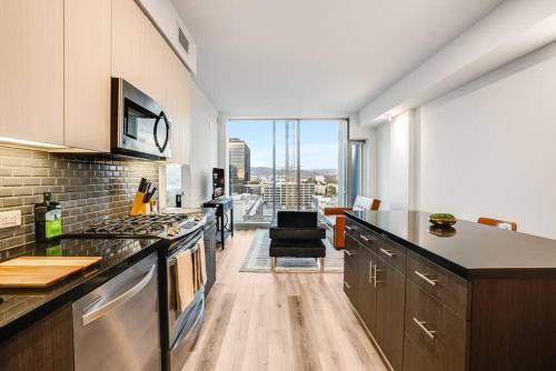 NEW 1BR Luxury Highrise