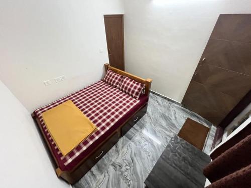 um pequeno banco sentado num chão numa sala em Arasu Homestay em Antarasante