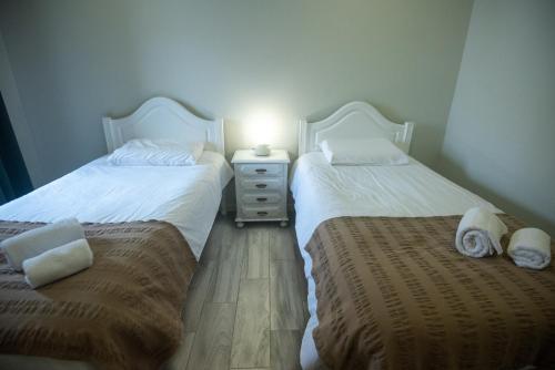zwei nebeneinander stehende Betten in einem Schlafzimmer in der Unterkunft Vista do Tagarete in Vila Franca do Campo