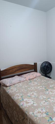 Una cama o camas en una habitación de Casa com piscina na lagoa de ibiraquera 10 min da Praiq do Rosa