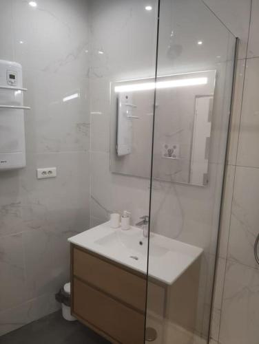 une salle de bain avec un lavabo et une douche en verre dans l'établissement Villa au Calme avec Extérieur et parking gratuit aux portes d'Aix et Marseille Emplacement idéal, à Marseille