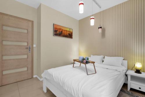 Llit o llits en una habitació de Kasprzaka39 Apartments - Parking, Balcony, Targi Expo - by Rentujemy