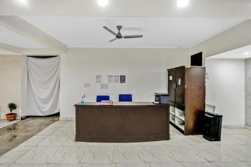 - un bureau avec un bureau et un ventilateur de plafond dans l'établissement Collection O 763 AP Grand, à Indirapuram