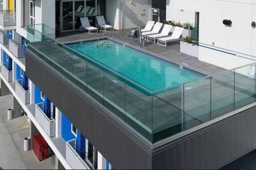 สระว่ายน้ำที่อยู่ใกล้ ๆ หรือใน Penthouse Hollywood Pool/Gym/Parking/Balcony