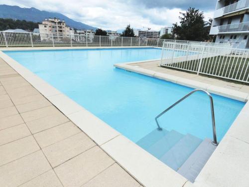 - une grande piscine bleue au-dessus d'un bâtiment dans l'établissement Résidence Montcalm D - Chaleureux logement ! MAE-6704, à Aix-les-Bains