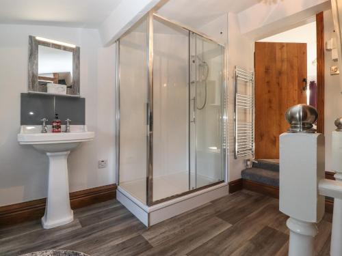 een badkamer met een douche en een wastafel bij Wether Fell View in Hawes
