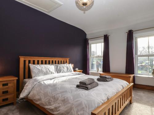 een slaapkamer met een groot bed en 2 handdoeken bij Wether Fell View in Hawes