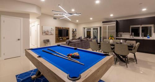 uma mesa de bilhar no meio de uma sala de estar em Modern Oasis with Pool and Stunning View TGH em Miami