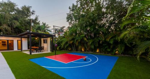 um trampolim no quintal de uma casa em Modern Oasis with Pool and Stunning View TGH em Miami