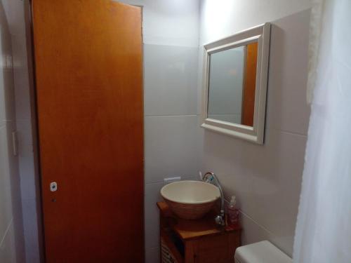 uma casa de banho com um lavatório e um espelho em Lo de Cacho em Junín