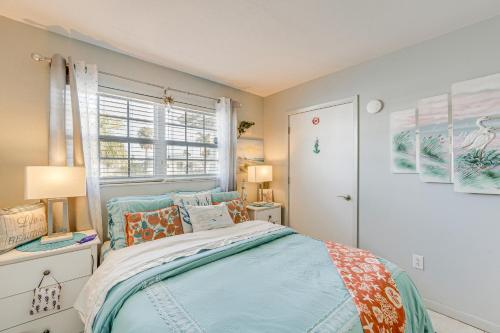 1 dormitorio con cama y ventana en Port Charlotte Paradise with Private Outdoor Oasis!, en Port Charlotte