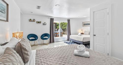 a living room with a couch and a bed at New Hidden Gem in Miami