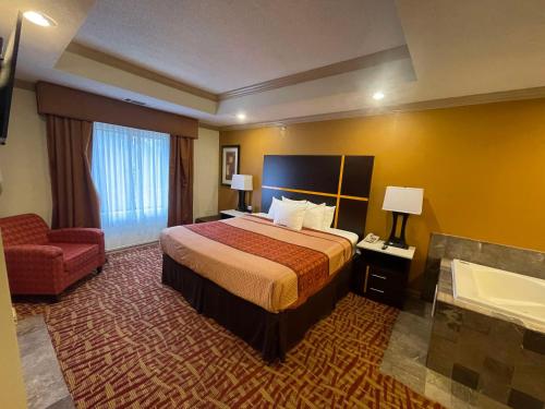 ein Hotelzimmer mit einem Bett und einem Bad in der Unterkunft Best Western Aspen Hotel in Fort Smith
