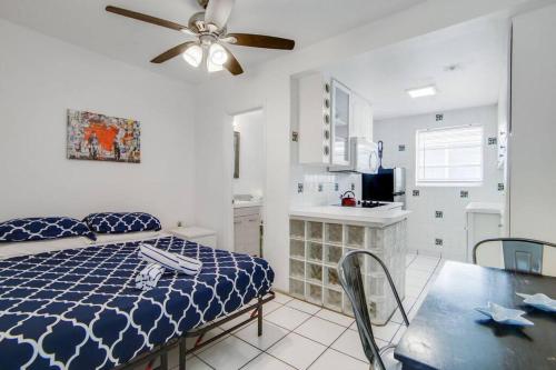 een slaapkamer met een bed en een eettafel bij Sunny Ocean Dr Condo, w/2 Queen Beds, South Beach in Miami Beach