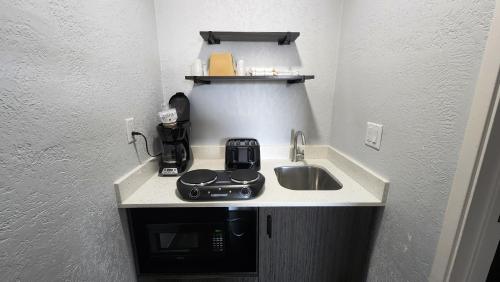 encimera de cocina con fregadero y microondas en Studio 6 Galveston TX, en Galveston