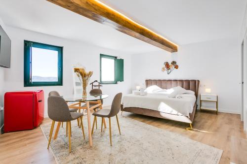 Una cama o camas en una habitación de Palacio de Bobadilla Suites