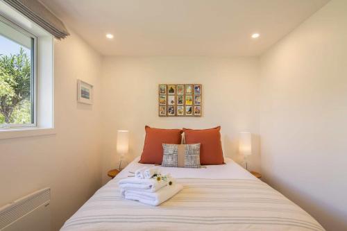 a bedroom with a bed with towels on it at Hillside Villa 4- Walk To Town- AC- Free Parking in Queenstown