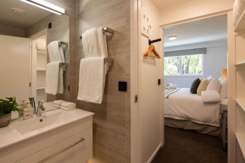 Ένα μπάνιο στο Hillside Villa 1- Walk To Town- AC- Free Parking