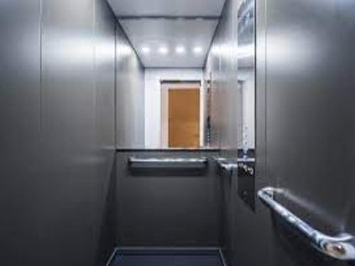 y baño con cabina de ducha y espejo. en Solar Suites en Neuquén