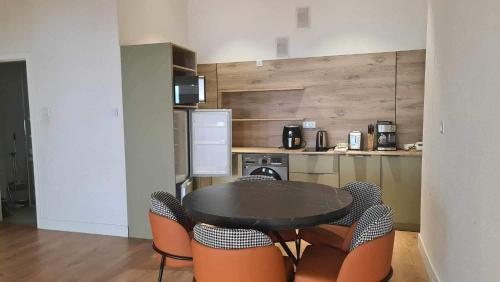 une cuisine avec une table et des chaises dans l'établissement Tokyo Business Apartment, à Oulan-Bator