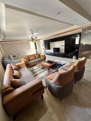 sala de estar amplia con sofás y TV en Palace Luxury Rooms en El Cairo