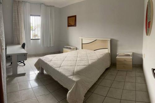1 dormitorio con cama, lavabo y escritorio en Apartamento em Linhares LocalTOP, en Linhares