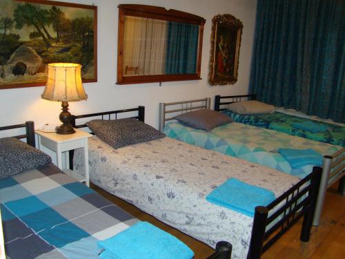 Katil atau katil-katil dalam bilik di Amsterhouse B&B