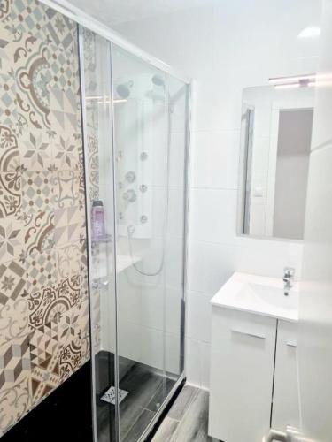 bagno con doccia e lavandino di Apartamentos Aldai Valencia a Aldaia