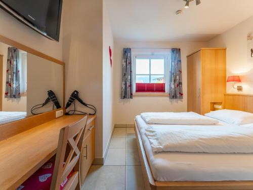 pokój hotelowy z dwoma łóżkami i oknem w obiekcie Arieke E10 w Kaprunie