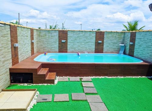 una gran piscina en una pared de ladrillo en Suncoast House, en Cabo Frío