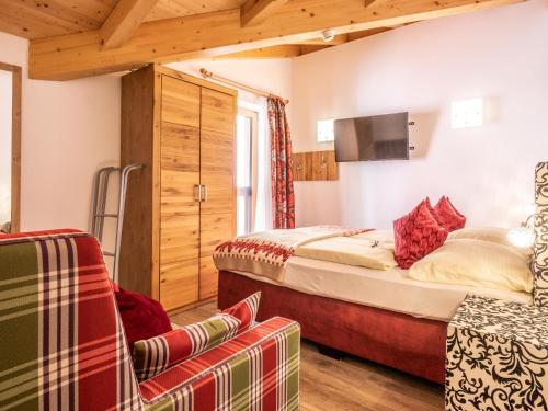 カプルーンにあるNature Lodge Kaprun XLのベッドルーム(ベッド2台、テレビ付)