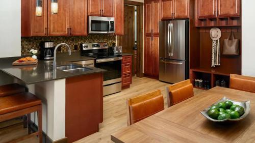 una cocina con armarios de madera y un bol de fruta en Premium Skiing Winter Escape! Upscale Villa Resort, en Breckenridge