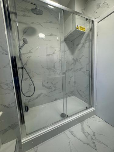 W łazience znajduje się prysznic ze szklanymi drzwiami. w obiekcie Camden Town Apartment w Londynie