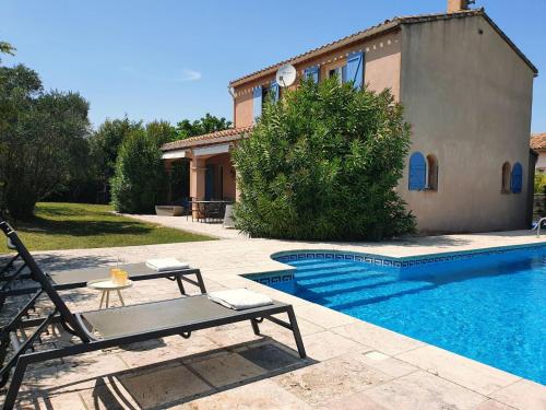 une villa avec piscine devant une maison dans l'établissement Roco Aigle, à Roquecourbe-Minervois