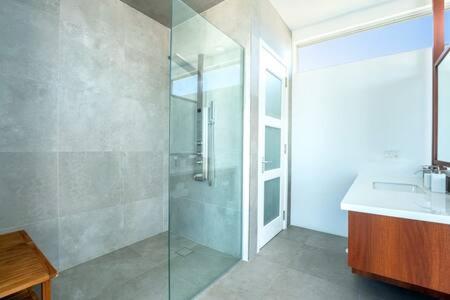 Et badeværelse på Beachside 3 Bedroom Villa with Pool and Resort Amenities - White Villas - v4