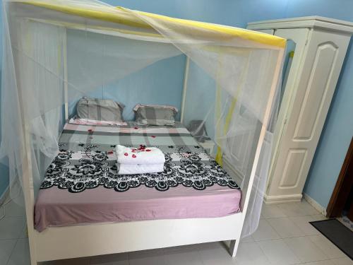 Appartement meublé avec Spa jacuzzi privatifにあるベッド