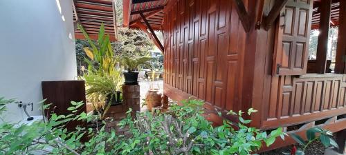 Κήπος έξω από το Pasak River House