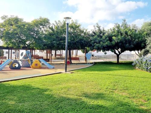 un parque con parque infantil y un poste de luz en Apartamento Cueva La Torre, en Aldaia