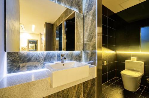 een badkamer met een wastafel en een toilet bij W hotel in Incheon