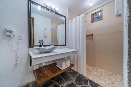La salle de bains est pourvue d'un lavabo et d'un miroir. dans l'établissement Nuve Parras, à Parras de la Fuente
