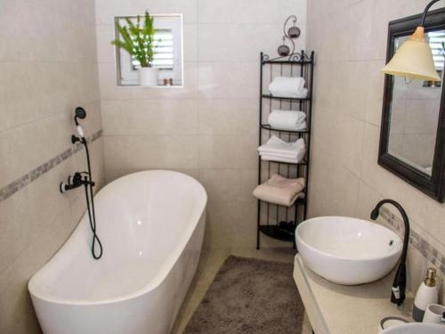 Un baño blanco con bañera y lavabo. en Seaside apartments with a swimming pool Razanac, Zadar - 22306, en Ražanac