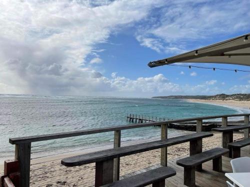 マーガレットリバーにあるRosewood Guesthouseのベンチ付きのビーチから海の景色を望めます。