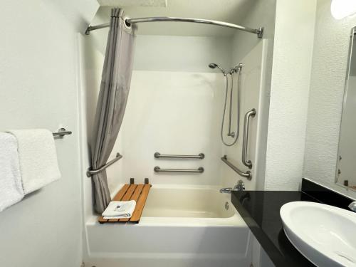 a bathroom with a bath tub and a sink at Motel 6-Casper, WY in Casper