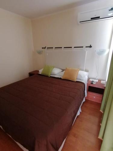 una camera con un grande letto di Apart Hotel Melipilla a Melipilla