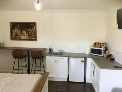 una pequeña cocina con fregadero y encimera en Studio on Denne, en Tamworth